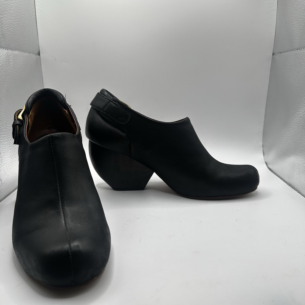 Rachel Comey Barbaro Booties‎ Carved Wooden Heel Black Leather Buckle Strap 7.5